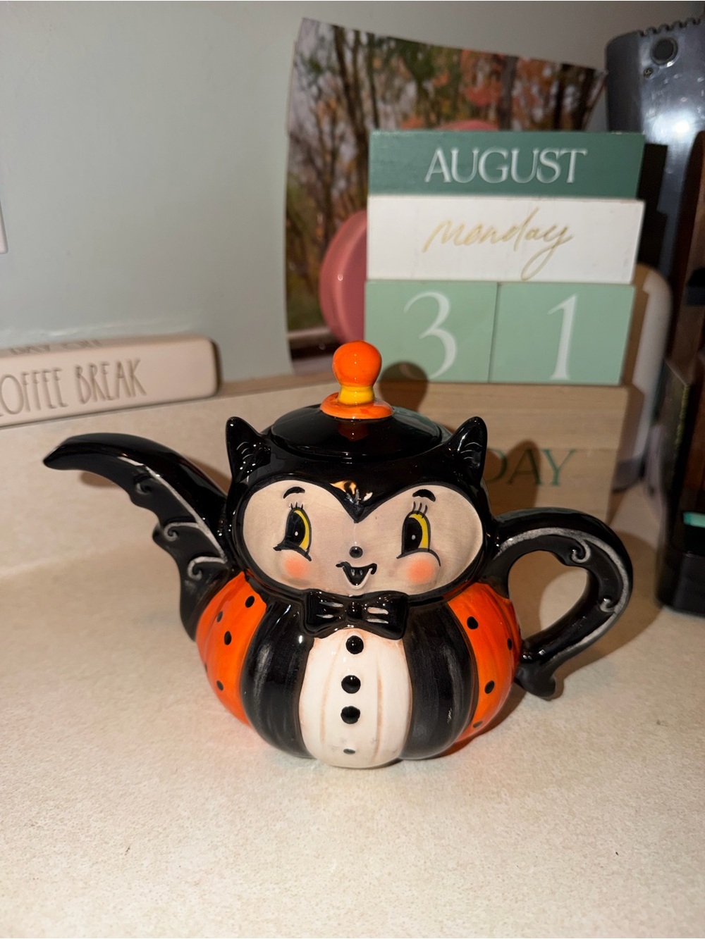 Johanna Parker bat Halloween teapot